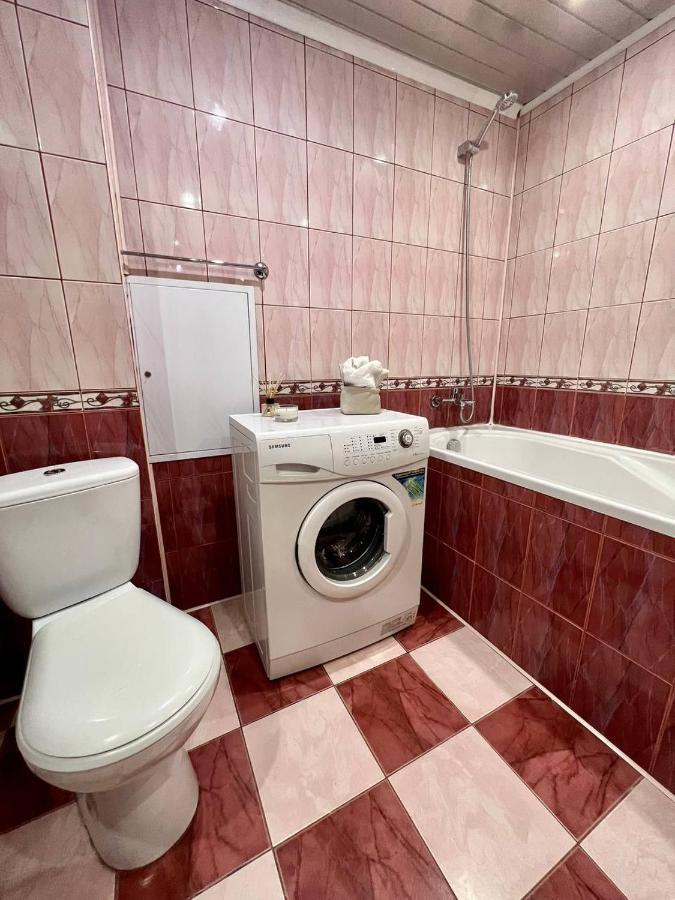 Apartment On Hnatiuka With Parking Leopoli Esterno foto