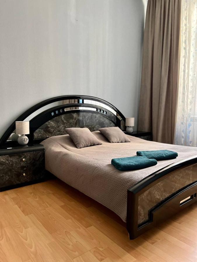 Apartment On Hnatiuka With Parking Leopoli Esterno foto
