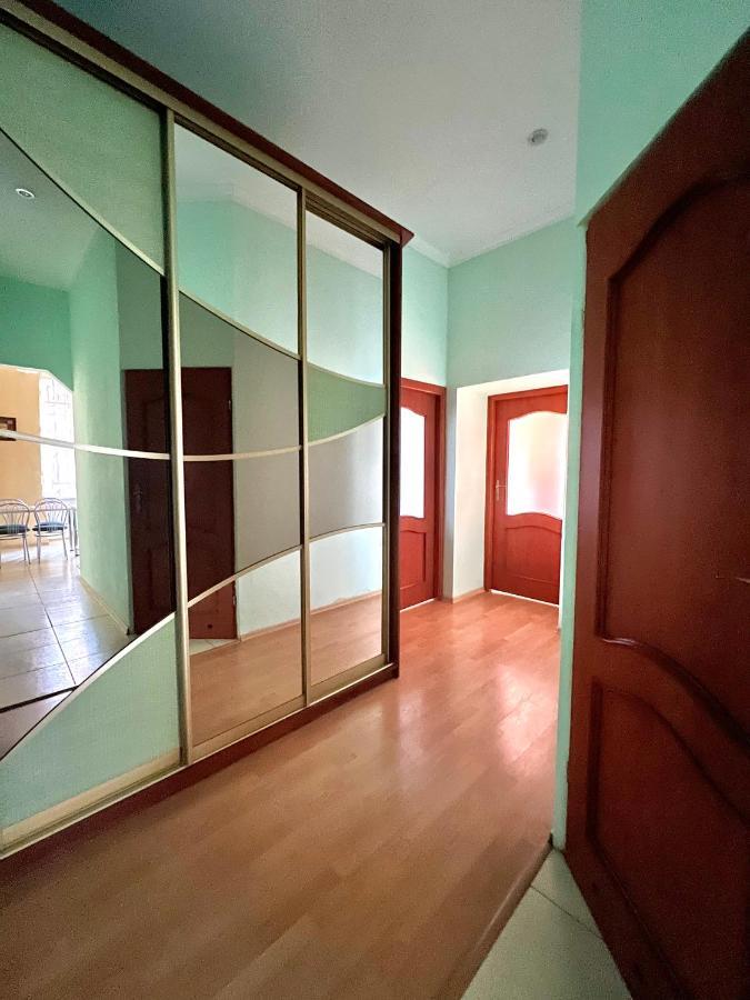 Apartment On Hnatiuka With Parking Leopoli Esterno foto
