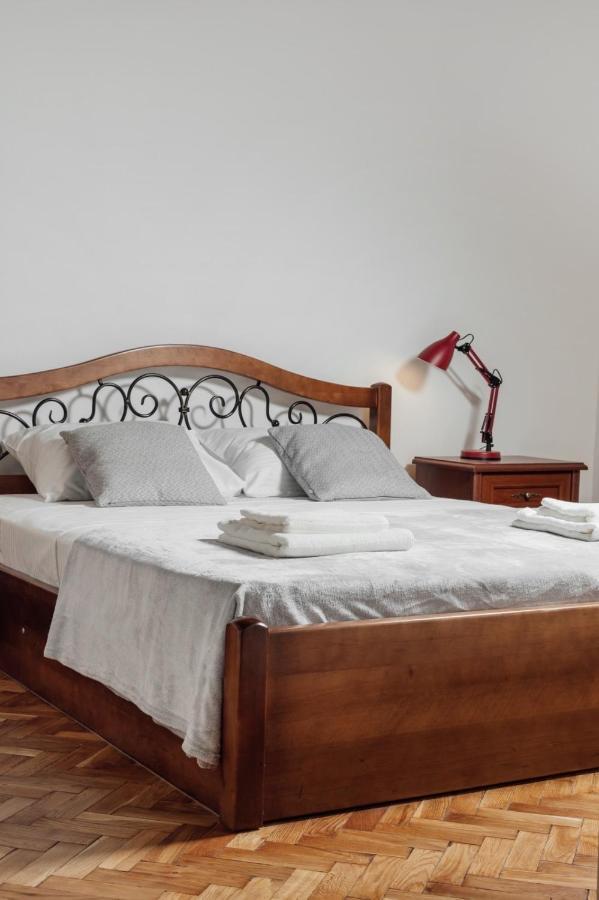 Apartment On Hnatiuka With Parking Leopoli Esterno foto